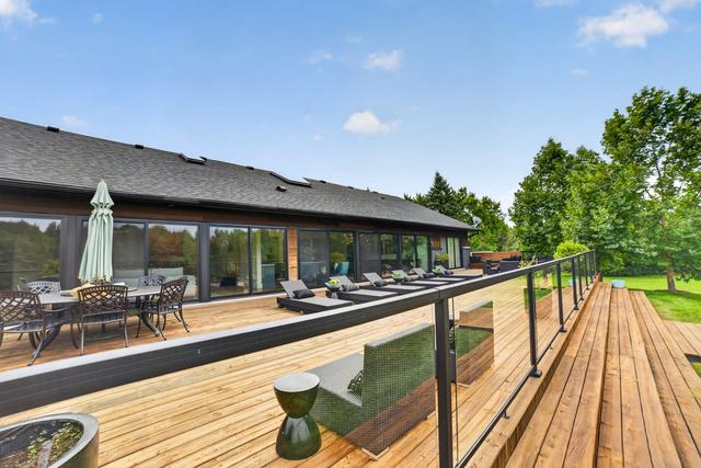 Outdoor dining on the deck